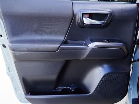 Certified 2022 Toyota Tacoma TRD Off-Road AWD/4WD image 22