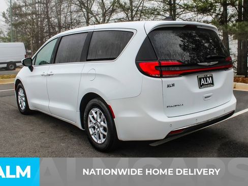 Used 2023 Chrysler Pacifica Touring-L image 5