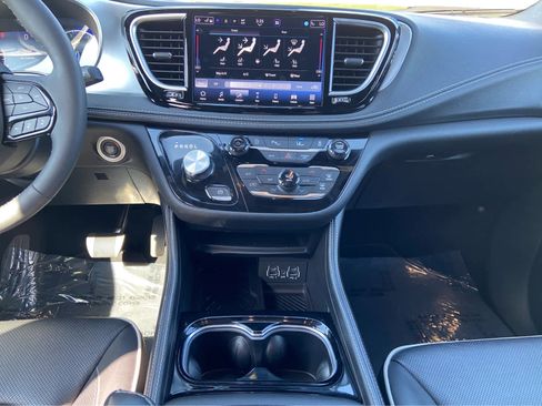Used 2025 Chrysler Pacifica Limited FWD image 22