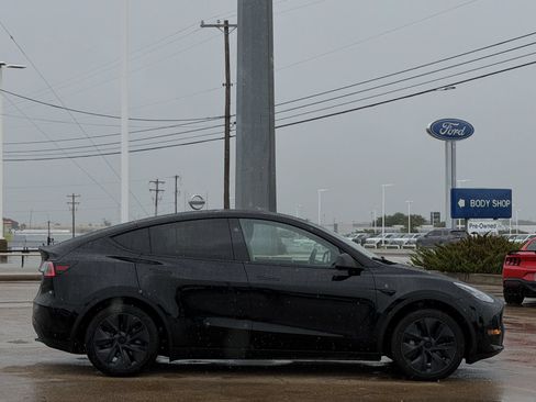 Used 2025 Tesla Model Y Long Range RWD image 3