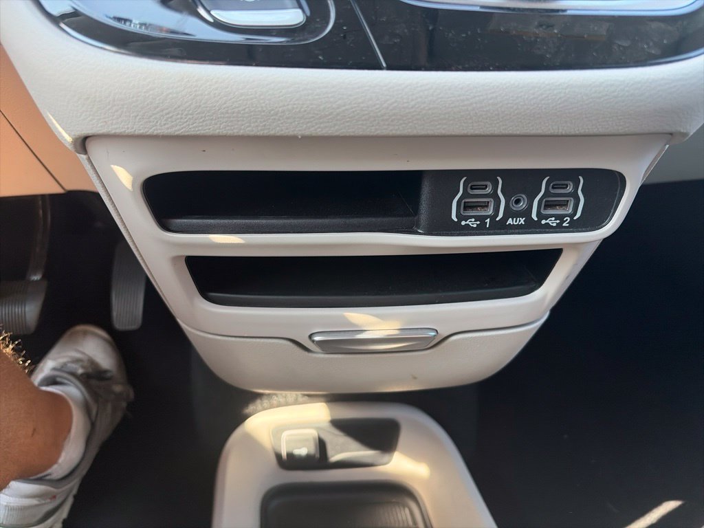 Used 2024 Chrysler Pacifica Touring-L FWD image 23