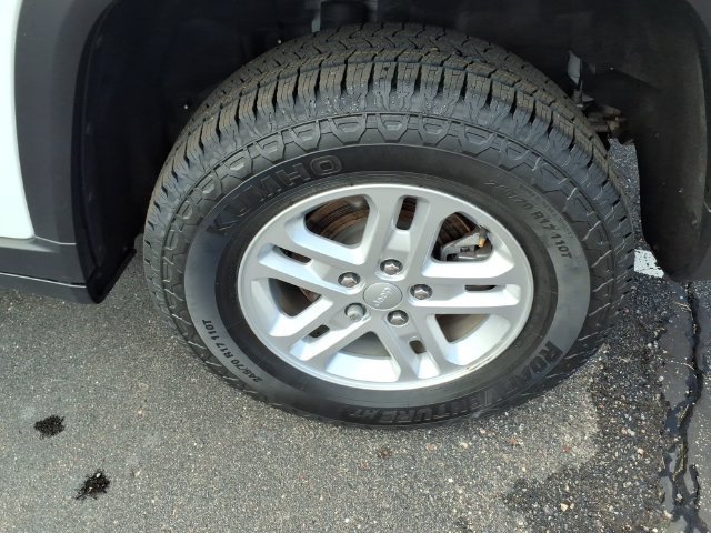 Used 2023 Jeep Grand Cherokee Laredo AWD/4WD image 7