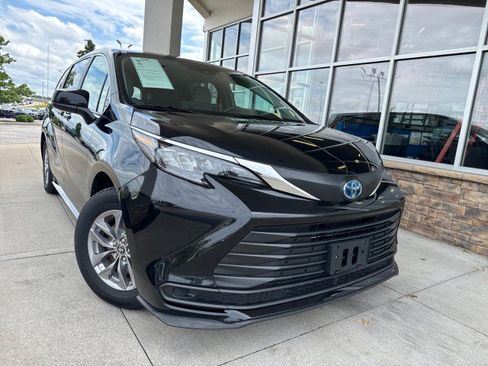 Used 2025 Toyota Sienna LE FWD image 2