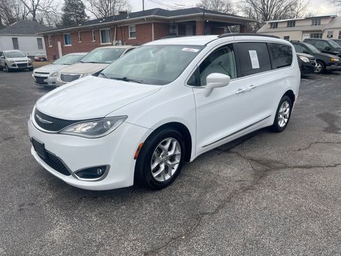 Used 2017 Chrysler Pacifica Touring-L w/ Tire & Wheel Group image 2