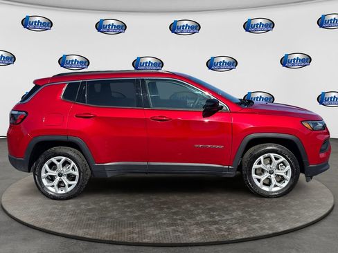 Used 2025 Jeep Compass Latitude AWD/4WD image 6