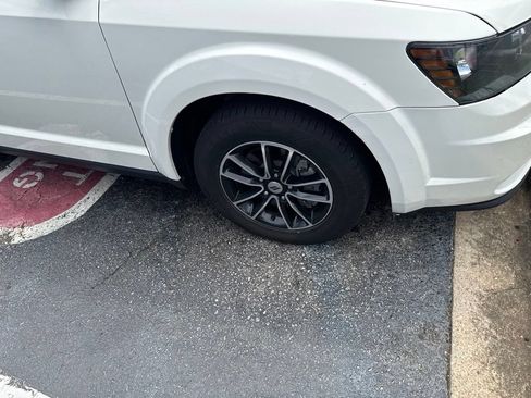 Used 2018 Dodge Journey SE w/ Connectivity Group FWD image 4