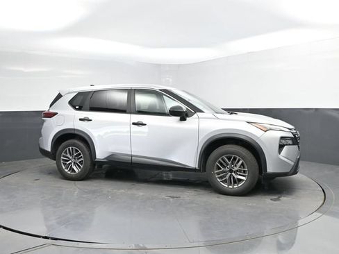 Used 2024 Nissan Rogue S FWD image 3