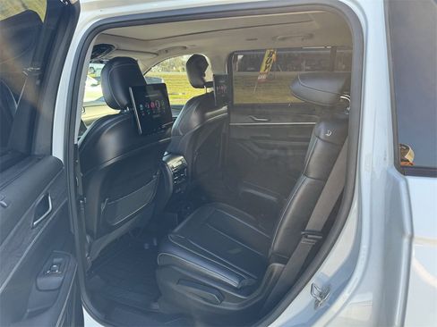 Used 2023 Jeep Grand Cherokee L Limited w/ Luxury Tech Group II image 20