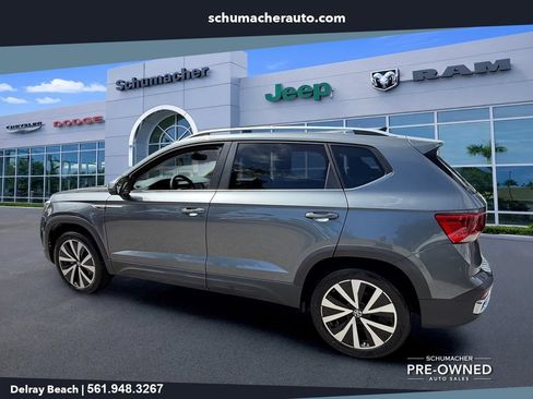 Used 2023 Volkswagen Taos SE w/ Panoramic Sunroof Package FWD image 5