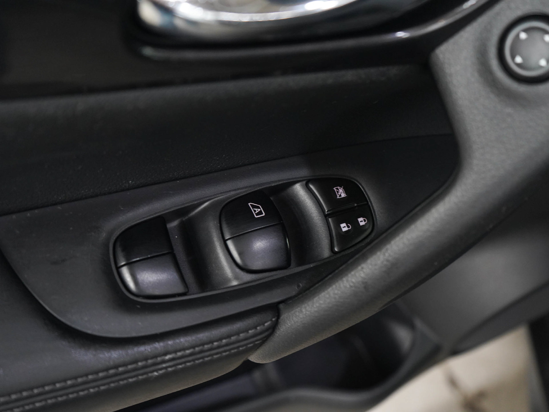 Used 2018 Nissan Rogue S AWD/4WD image 19