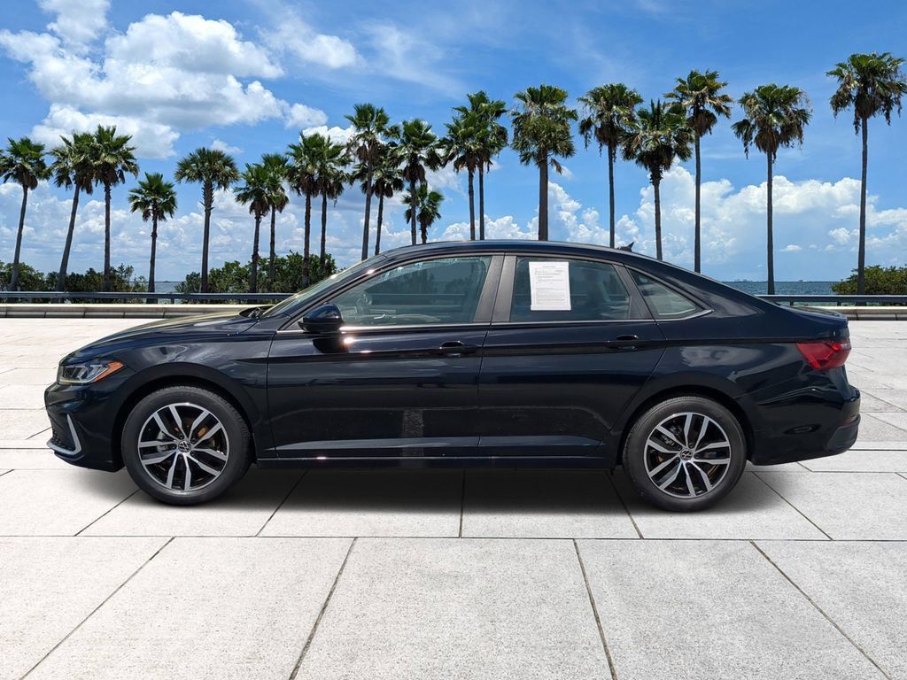 Used 2025 Volkswagen Jetta SE FWD image 6