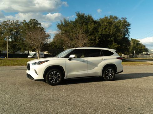 Used 2021 Toyota Highlander XLE image 4