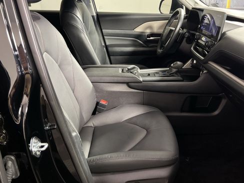 Used 2025 Toyota Grand Highlander AWD image 25