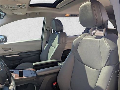 Used 2021 Toyota Sienna XLE image 21
