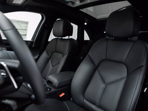 Certified 2026 Porsche Macan AWD/4WD image 5