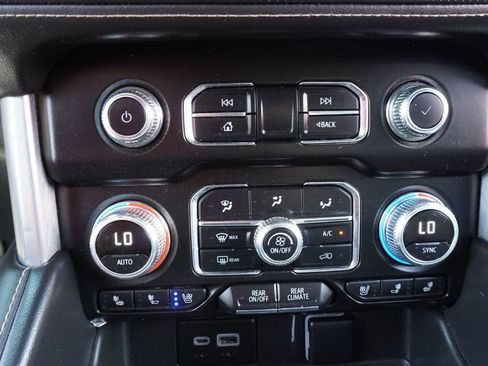 Certified 2023 GMC Yukon XL SLT w/ SLT Premium Package AWD/4WD image 21