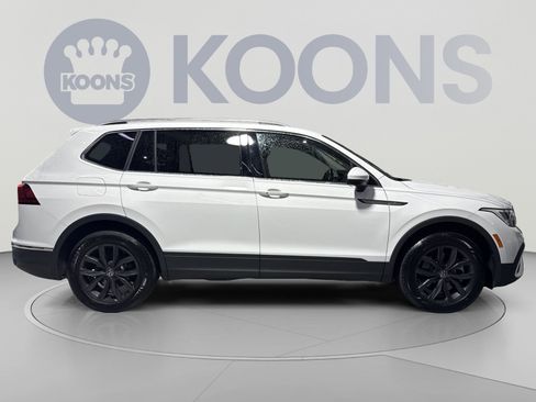 Used 2024 Volkswagen Tiguan SE w/ Panoramic Sunroof Package AWD/4WD image 12