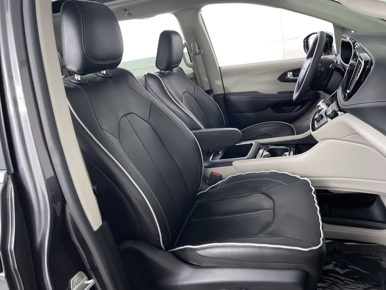 Used 2023 Chrysler Pacifica Limited FWD image 24
