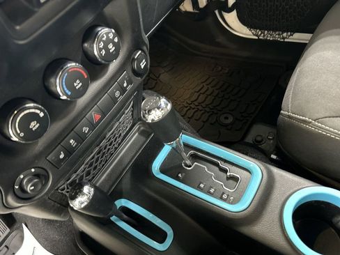 Used 2017 Jeep Wrangler Unlimited Sahara w/ Connectivity Group image 17