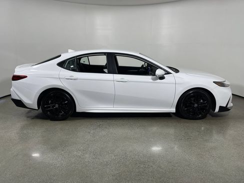 Used 2025 Toyota Camry SE FWD image 2