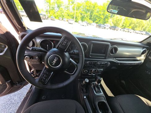Used 2023 Jeep Wrangler Unlimited w/ Cold Weather Group AWD/4WD image 6