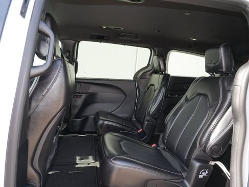 Used 2025 Chrysler Pacifica Select FWD image 17