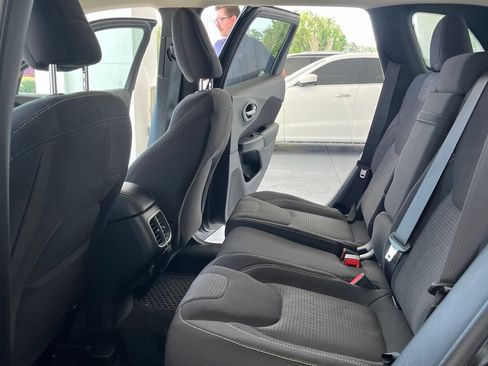 Used 2015 Jeep Cherokee Latitude w/ Cold Weather Group AWD/4WD image 22
