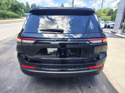 Certified 2024 Jeep Grand Cherokee Limited w/ Black Appearance Package AWD/4WD image 8