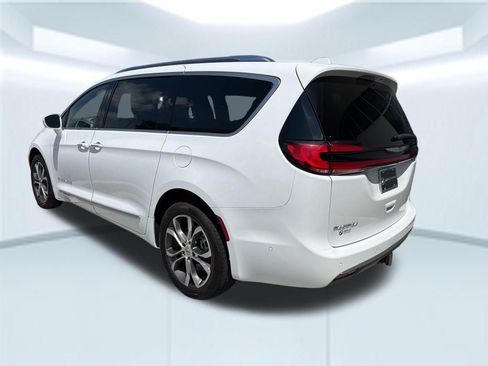 Used 2021 Chrysler Pacifica Pinnacle AWD/4WD image 5