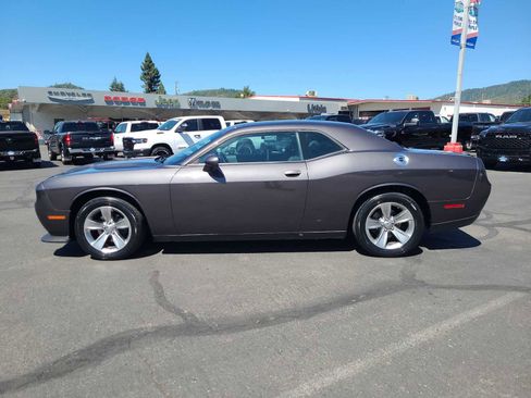 Used 2016 Dodge Challenger SXT image 11