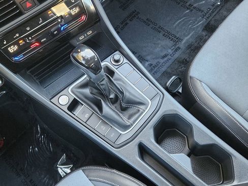 Certified 2025 Volkswagen Jetta SE w/ Sunroof Package image 24