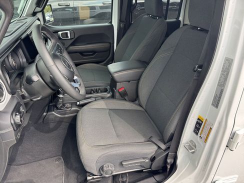 Used 2025 Jeep Wrangler Sahara image 35