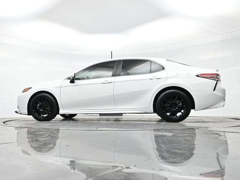 Used 2018 Toyota Camry SE w/ Moonroof Package image 28