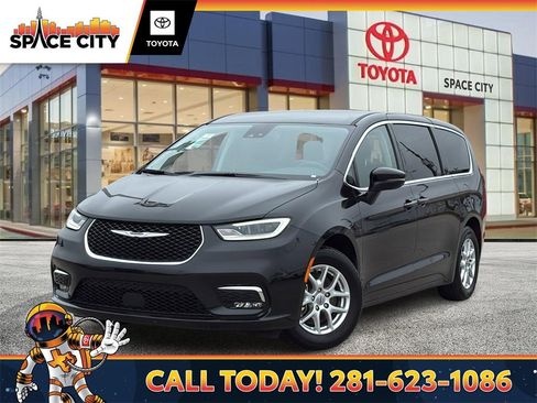 Used 2023 Chrysler Pacifica Touring-L image 1