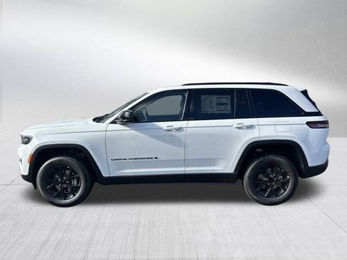 New 2025 Jeep Grand Cherokee Altitude image 8