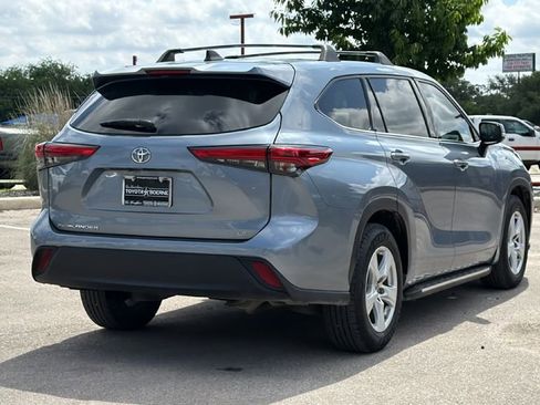 Used 2022 Toyota Highlander LE FWD image 6