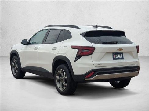 Used 2025 Chevrolet Trax LT FWD image 7