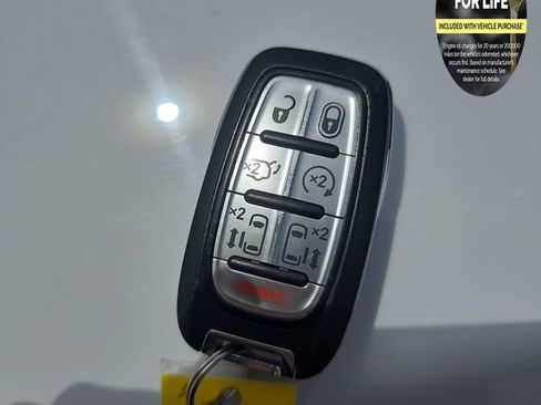 Used 2023 Chrysler Pacifica Touring-L FWD image 34