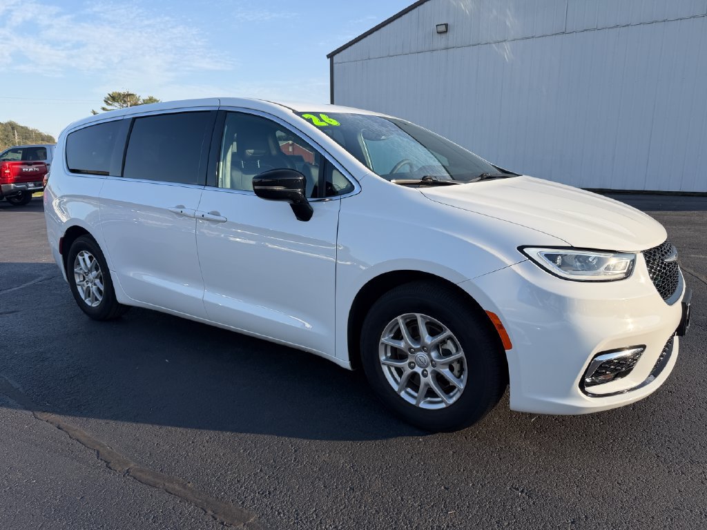Used 2026 Chrysler Pacifica Select FWD image 3