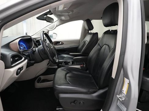 Used 2018 Chrysler Pacifica Touring-L image 7