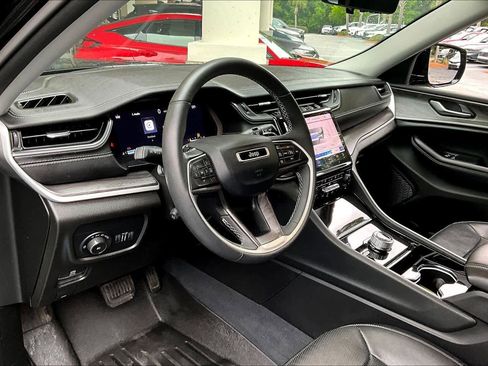 Used 2023 Jeep Grand Cherokee Limited w/ Luxury Tech Group II AWD/4WD image 17