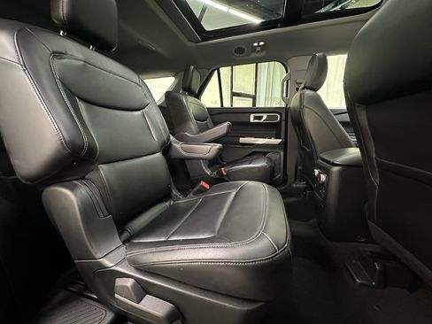 Used 2022 Ford Explorer XLT w/ Equipment Group 202A AWD/4WD image 20