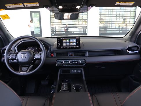 Used 2025 Honda Pilot TrailSport image 16