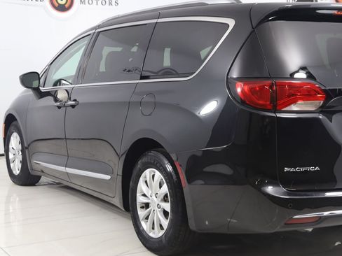 Used 2018 Chrysler Pacifica Touring-L FWD image 22