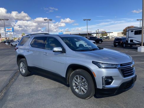 Used 2022 Chevrolet Traverse LT image 3
