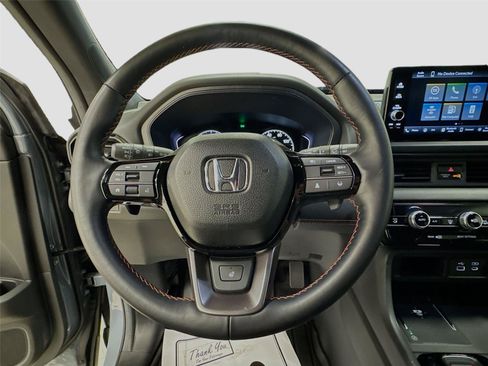 Used 2025 Honda Pilot TrailSport image 11