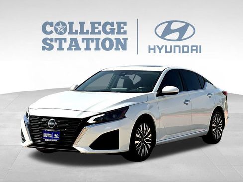 Used 2024 Nissan Altima 2.5 SV w/ SV Premium Package FWD image 6