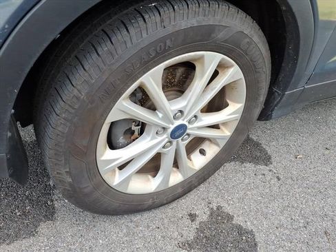 Used 2018 Ford Escape SE w/ SE Sync 3 Package AWD/4WD image 4