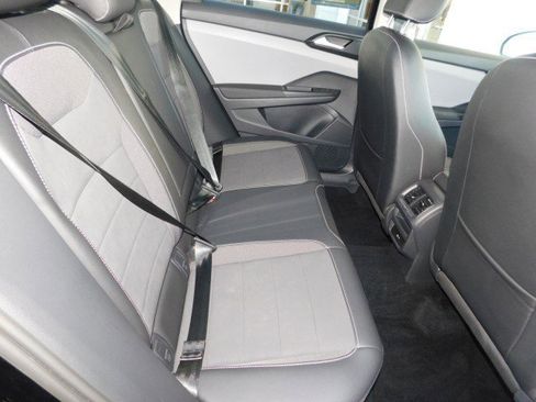 Used 2022 Volkswagen Taos SE w/ Panoramic Sunroof Package image 20