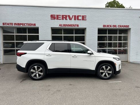 Used 2023 Chevrolet Traverse LT w/ LT Premium Package AWD/4WD image 8